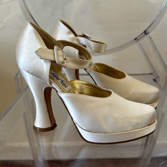 Vintage Peter Fox Letizia, Platform Pumps, White Italian Silk, Size 7.5 - Picture 5 of 16